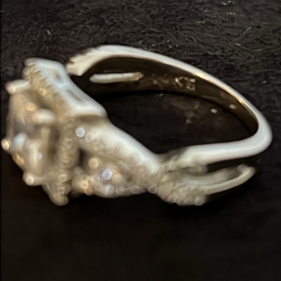 10kt white gold diamond & crystal ring - Picture 4 of 7